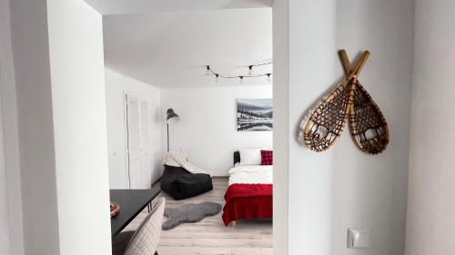 布拉索夫Maple Lodge Apartments的白色客房 - 带一间卧室和一张床