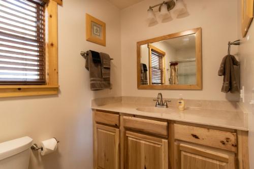 布赖森城卡尔霍恩之屋旅馆及套房酒店的一间带水槽和镜子的浴室