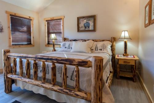 布赖森城卡尔霍恩之屋旅馆及套房酒店的一间卧室,卧室内配有一张木床