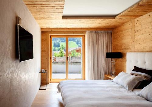 RougemontRegent Retreat by MC的一间卧室设有一张床和一个大窗户