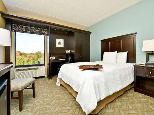索科Comfort Inn Saco - Old Orchard Beach的一间设有大床和窗户的酒店客房