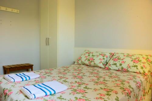 伯迪亚哥Apto 2 dormitórios à 400 m da Praia de Riviera de São Lourenço - com serviço de praia的一间卧室配有一张带两个枕头的床