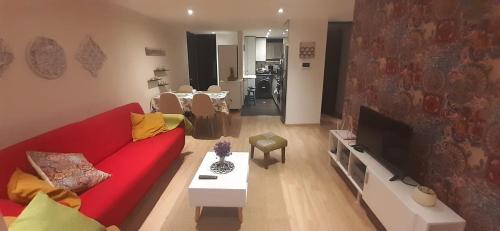 波哥大Modern and cozy apartment in Centro International的客厅设有红色的沙发和壁炉