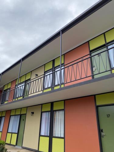 古尔本阿斯特汽车旅馆的一座带彩色窗户和阳台的建筑