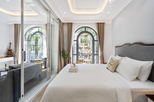 胡志明市The Royal Homies - Phu My Hung的一间卧室设有一张大床和一个窗户。