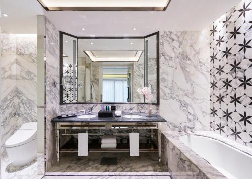 马尼拉Hotel Okura Manila - Staycation Approved的带浴缸、卫生间和盥洗盆的浴室