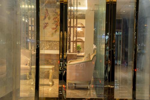 迪拜Garden City Hotel Dubai的一个带椅子的玻璃窗户