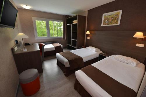 欧苏瓦地区普伊杜瓦维特酒店的酒店客房设有两张床和电视。