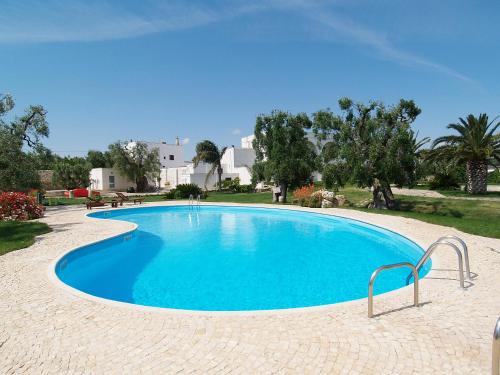 奥斯图尼玛色里阿图托萨酒店的度假村内的大型蓝色游泳池