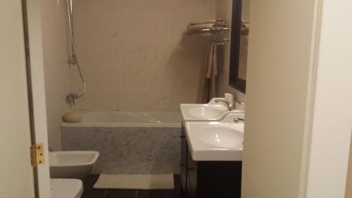 索非亚维多利亚别墅 - 络温园索非亚的浴室配有盥洗盆和浴缸。
