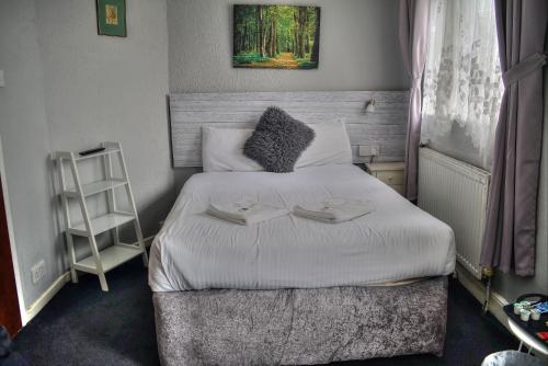 大雅茅斯Villa Rose的一间卧室配有一张床,上面放着两个托盘