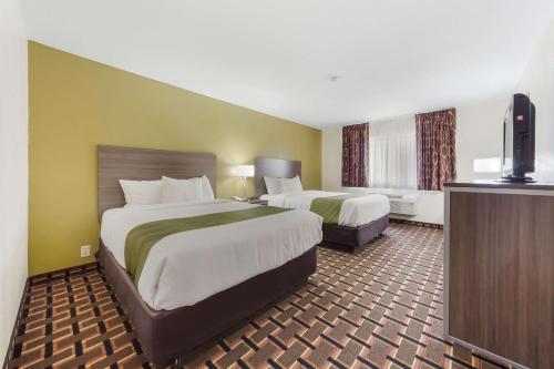 Quality Inn Lincoln Cornhusker客房内的一张或多张床位