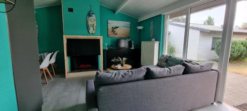 科克赛德Surfin的带沙发和壁炉的客厅