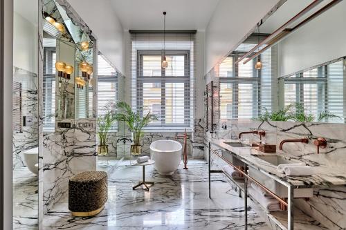克拉科夫Hotel H15 Luxury Palace的大型浴室设有两个盥洗盆和浴缸。