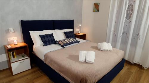 锡耶纳Lady Camollia Apartment的一间卧室配有一张床,上面有两条毛巾