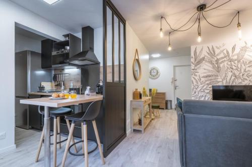 安锡La feuillette - vieille ville - parking gratuit的厨房以及带桌椅的起居室。
