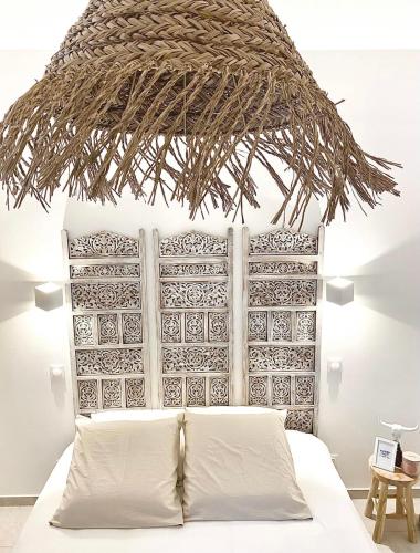 圣艾蒂安L’Escale - Le Boho + garage + NETFLIX的一间卧室设有一张带大型天花板的床。