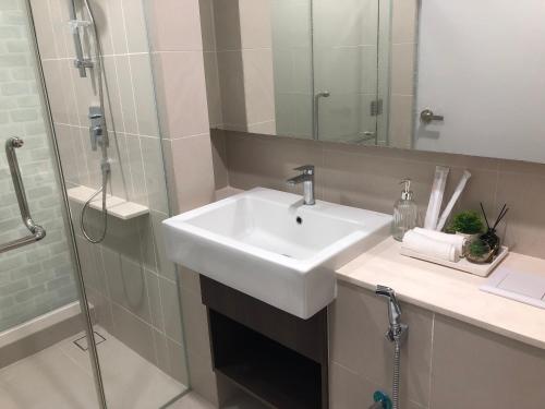 吉隆坡JW Homestay The Ridge KL East的浴室配有白色水槽和淋浴。