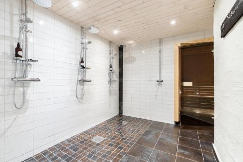 伊德勒Sporthotellet Idre的浴室设有白色瓷砖墙壁和淋浴。