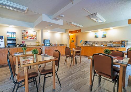 New Minas萨鲁曼贝尔旅馆的一间带桌椅和柜台的餐厅