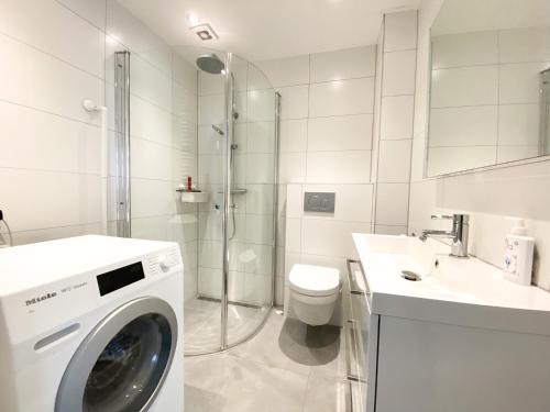 韦斯特卡佩勒Vakantieappartement Westkapelle WE07的白色的浴室内配有洗衣机。