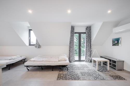 鲍洛通塞派兹德Villa Sol Balatonszepezd的白色的客房配有一张床和一张桌子