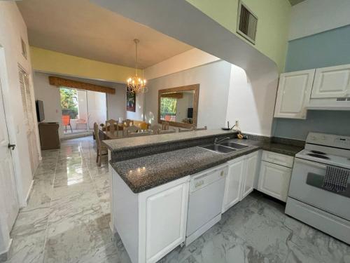 马萨特兰Costa Bonita Condominiums & Beach Resort - Primer planta的厨房配有水槽和台面