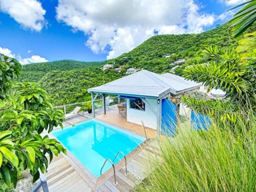 KoolbaaiAquamarine, private room in Villa Casa Blue pool sea view的一座带游泳池的房子的图象