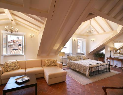 杜布罗夫尼克LOCUS Dubrovnik的客厅配有床和沙发