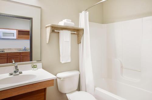 马纳萨斯WoodSpring Suites Manassas Battlefield Park I-66的一间带水槽、卫生间和淋浴的浴室