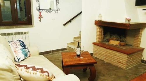 罗卡迪坎比奥La casa di Olivia的带沙发和壁炉的客厅
