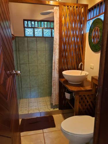 Pachamama Jungle River Lodge - Punta Uva的一间浴室