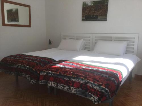 VisVis 101的卧室配有一张白色的床,床上有毯子