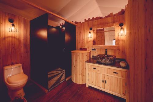 Dar Inacamp的木制浴室设有卫生间和水槽