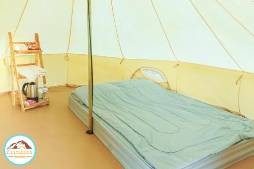 考科Phurubmok khaokho的房间里的帐篷里的一张床位
