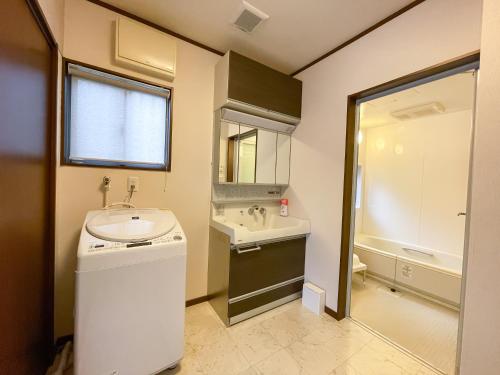 淡路Tiz wan 中田あわじ的一间带水槽、卫生间和镜子的浴室