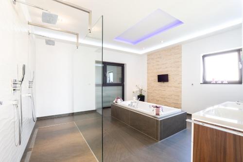 特罗吉尔Luxury City Villa Trogir的带浴缸和盥洗盆的浴室