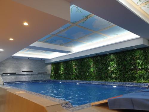 科威特Costa Del Sol Hotel by Arabian Link的一座带绿色墙壁的大型游泳池