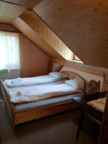 德瓦Hompot Accommodation的木天花板的客房内的一张床位