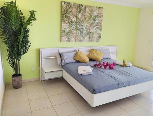 Villa Carioca - with private pool, marvelous garden and amazing ocean view客房内的一张或多张床位