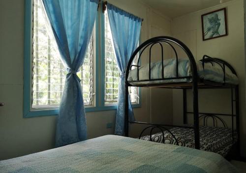 戈尔菲托Golfito Maison D'hôtes的一间卧室配有双层床和窗户。