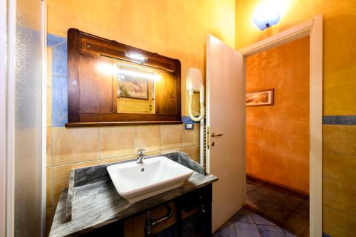 Gattinara安琪韦诺旅馆的一间带水槽和镜子的浴室