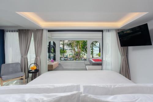 Anona Beachfront Phuket Resort-SHA EXTRA PLUS客房内的一张或多张床位