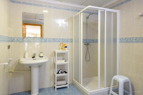 哈维亚Casa Bonaire的带淋浴和盥洗盆的浴室