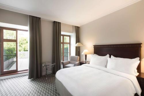 布拉迪斯拉发布拉迪斯拉发丽笙布鲁卡尔顿酒店的一间设有大床和窗户的酒店客房