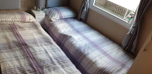 Kinmel BaySeldongoldengates的小型客房 - 带2张床和窗户