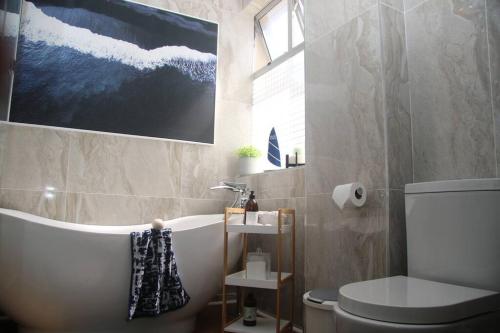 德班Luxury Apartment in Umhlanga Rocks的带浴缸和卫生间的浴室。