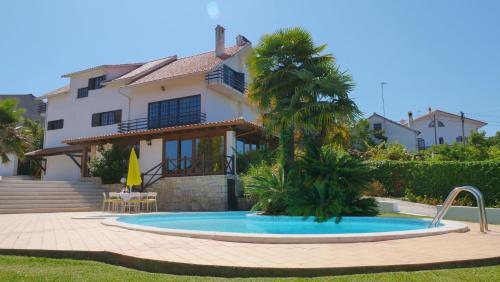 阿尔科巴萨Casa da Joana, Quinta Carmo - Alcobaça/Nazaré的别墅前设有游泳池