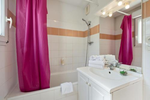 第戎Appart'City Classic Dijon - Toison D'Or的浴室设有粉红色的淋浴帘和水槽