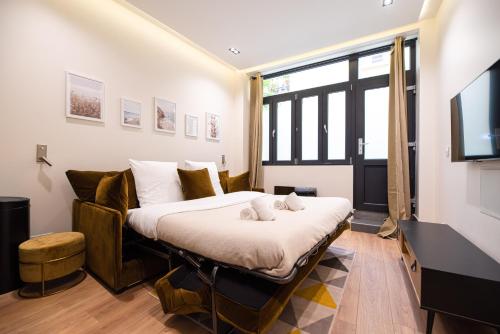 巴黎MBM - TERRAGE的一间卧室配有一张沙发床和一台电视